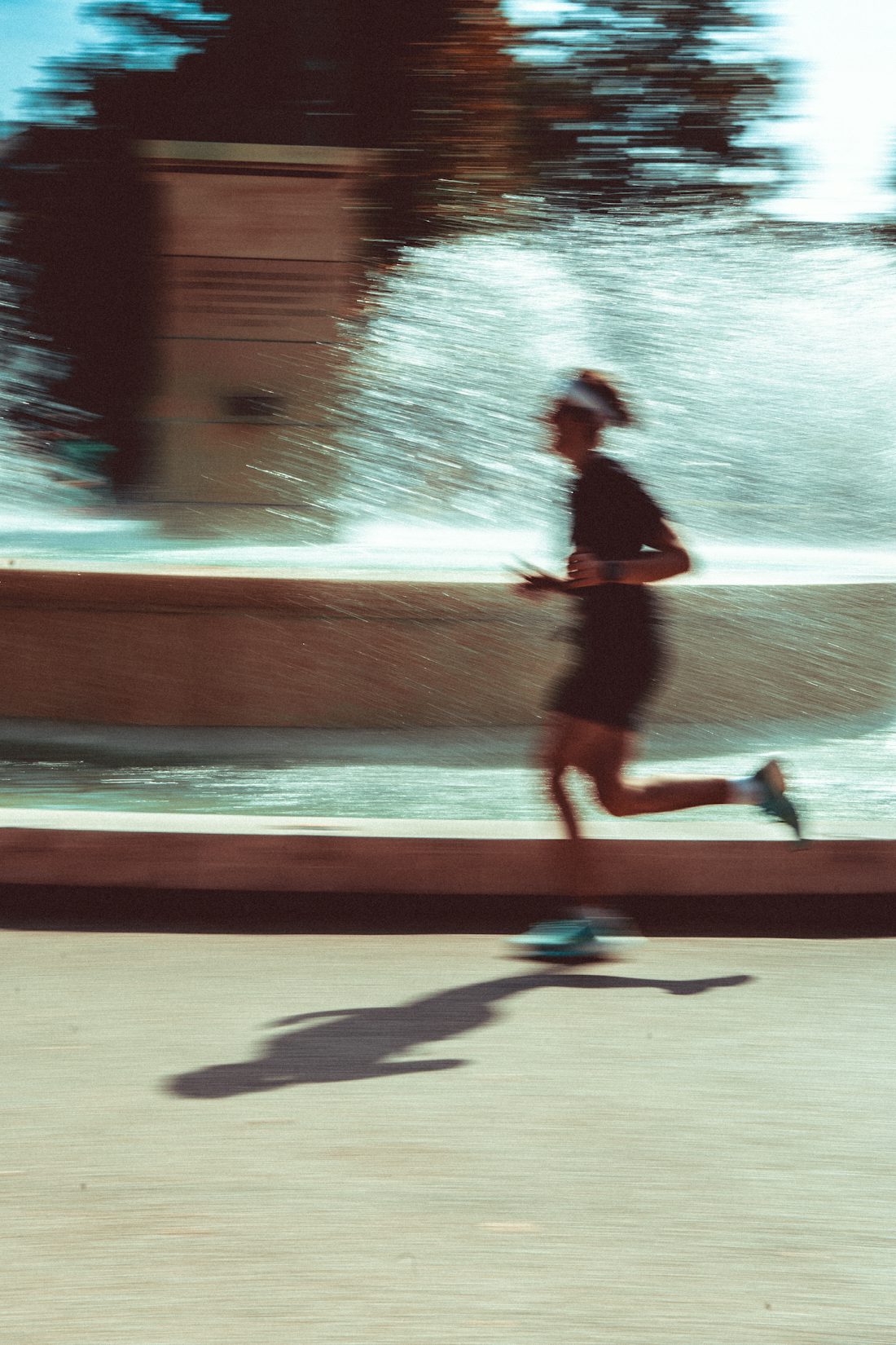 Persona corriendo en la ciudad